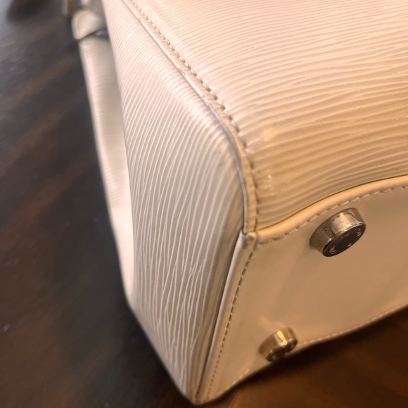 Louis Vuitton 💯 Brea MM Ivory Pre Loved with Dust Bag - Picture 3 of 15